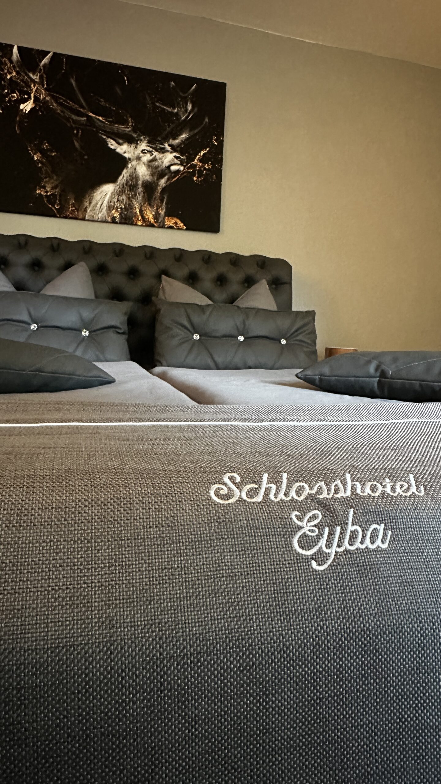 Frisch bezogenes Bett im Schlosshotel Eyba