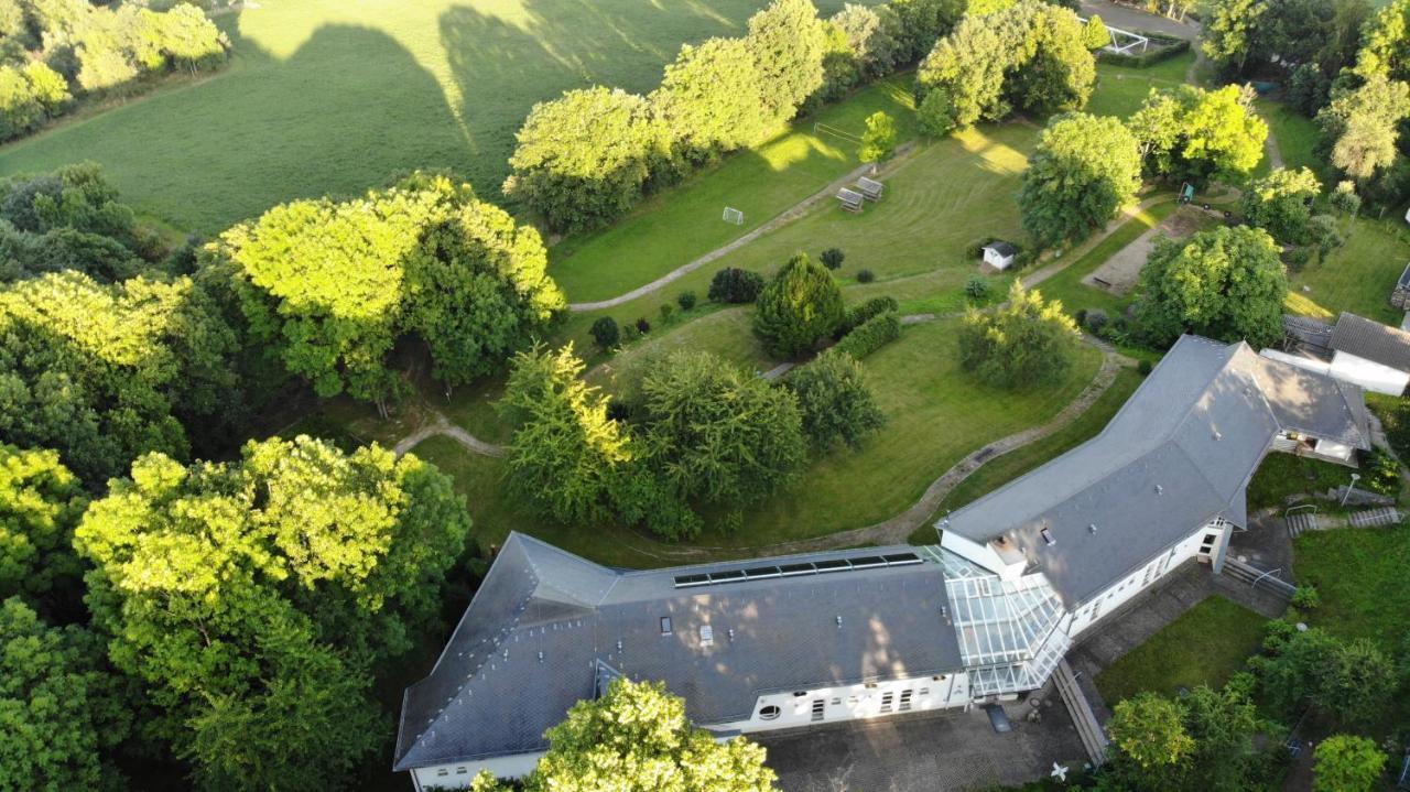 Blick über den Schlosspark und die Hügel der Saalfelder Höhe