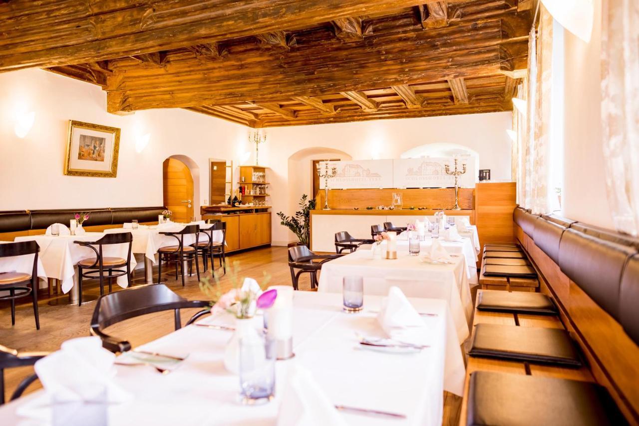Restaurant des Schlosshotels mit historischem Balkendach