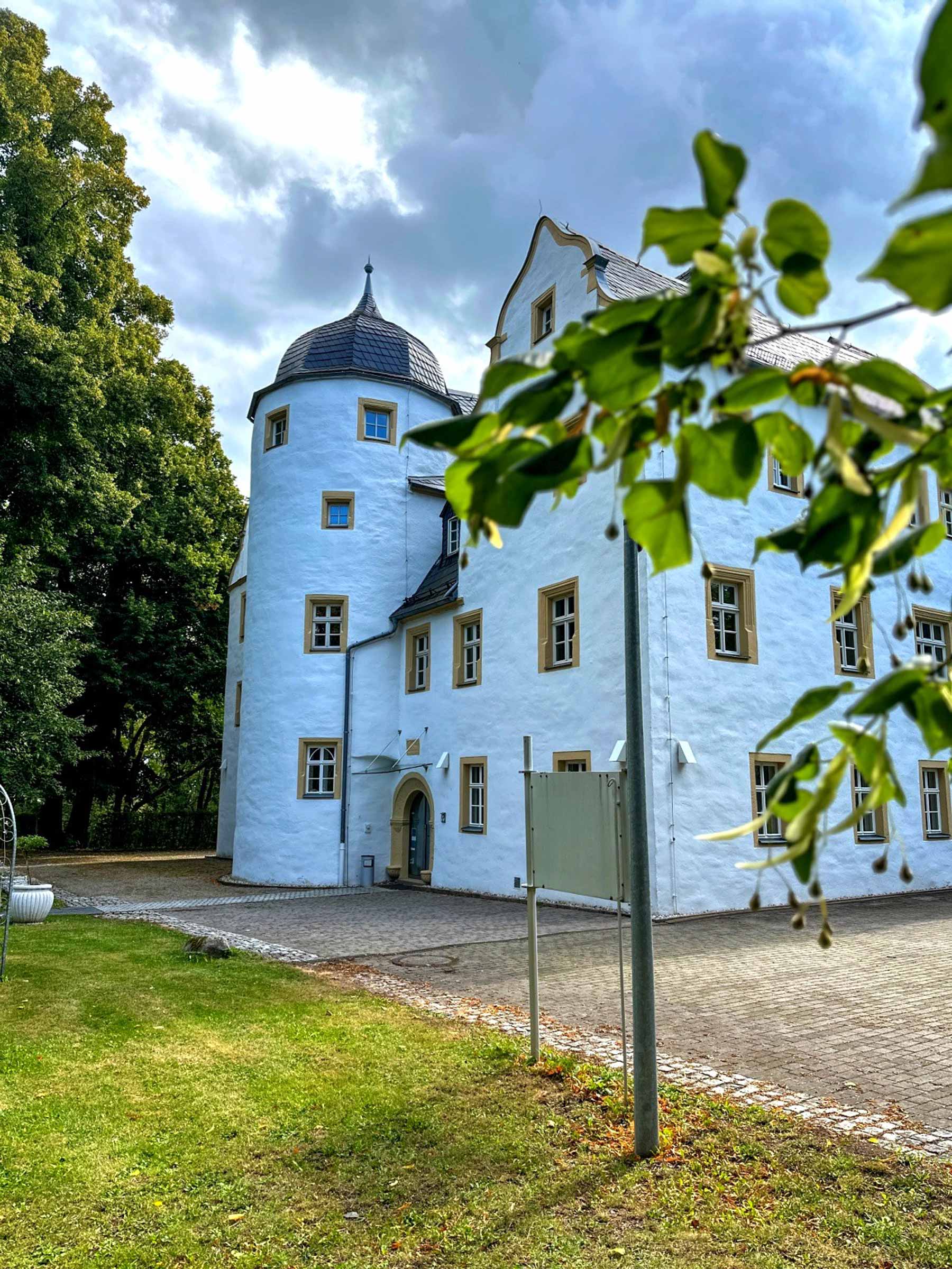 Schlossfassade mit Ockerfenstern